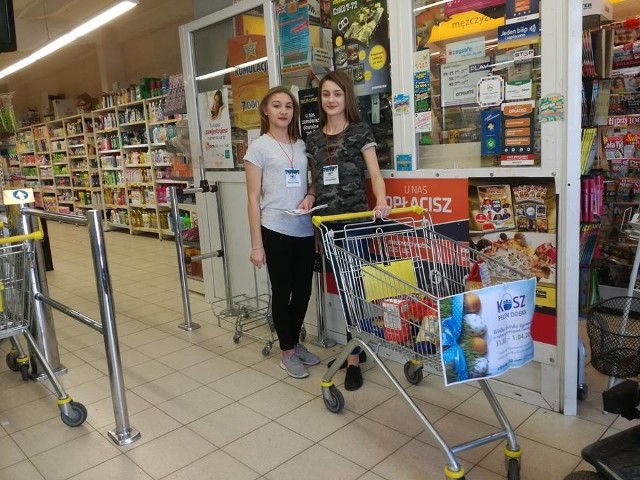 Młodzi wolontariusze przez dwa dni zbierali żywność w marketach w Szydłowcu i okolicach.