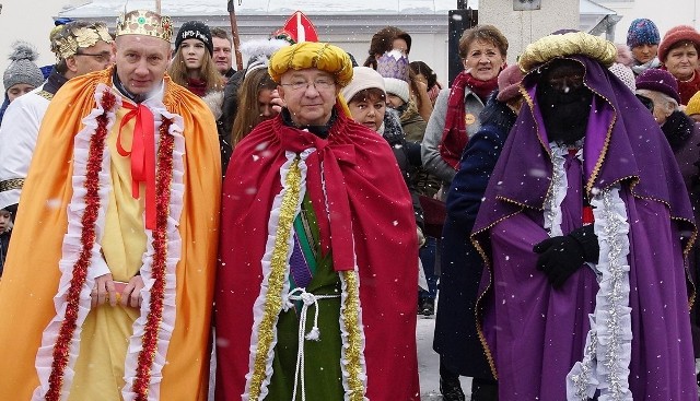 W postacie Trzech Króli wcielili się w niedzielę w Kazimierzy Wielkiej (stoją od lewej): Rafał Stokłosa, Krzysztof Lipiec i Jarosław Klimczyk.