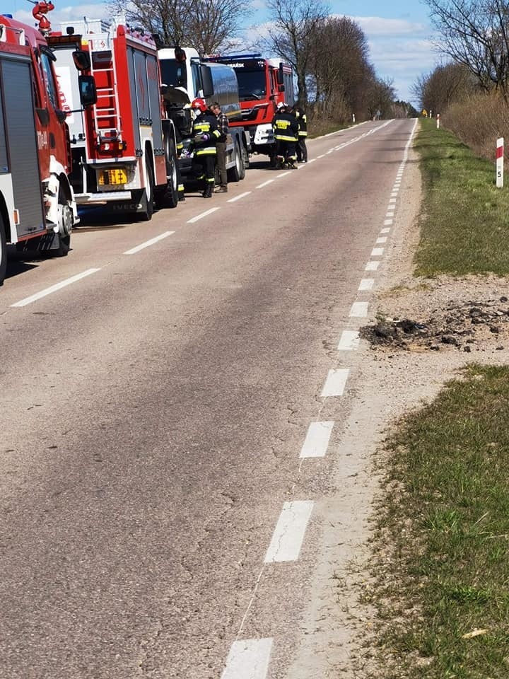 Pożar ciężarówki na trasie Brańsk - Świrydy. Ogień w komorze silnika (zdjęcia)