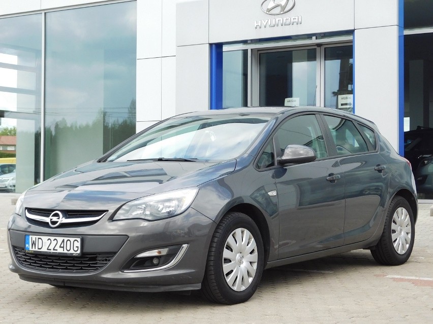 2. Opel Astra. Silnik 1,7 diesel, rok produkcji 2013, cena...