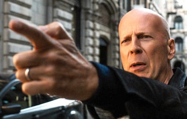 DZIEJE SIĘ NA WIELU LUBUSKICH SCENACH! W KINACH - MOCNE PREMIERYNowe „Życzenie śmierci” - Bruce Willis jako mściciel z ChicagoBruce Willis gra mściciela na najnowszej wersji thrillera „Życzenie śmierci”. W czterech częściach tego kultowego cyklu (1974-1987) głównego bohatera, wtedy nowojorskiego architekta, grał Charles Bronson. W najnowszym „Życzeniu śmierci” Bruce Willis jest wziętym chirurgiem z Chicago. Gdy nieznani sprawcy napadają na jego rodzinę, a policja nic w tej sprawie nie robi, Paul Kersey postanawia sam wymierzyć sprawiedliwość przestępcom. Kersey dostrzega, że może pomóc także innym. Nie każdemu podoba się jednak to, że mężczyzna staje ponad prawem. Policja jest coraz bliżej odkrycia tożsamości mściciela... Bruce Willis tak komentuje swoją rolę: – Występowałem w bardzo różnych filmach, grałem w różnych tonacjach. W przypadku postaci Kerseya uznałem, że kluczem do jego osobowości jest jego spokój. Czasem naprawdę przerażający.Zobacz też najnowszą Kulturę na haku