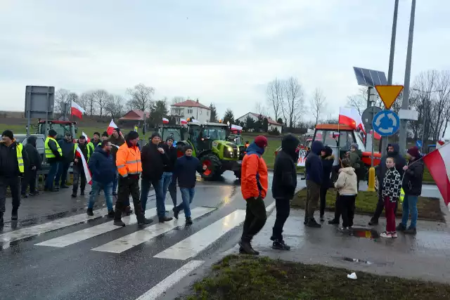 Wtorkowy protest rolników w Słupi w gminie Pacanów. Rolnicy co kilkadziesiąt minut blokowali tamtejsze rondo.