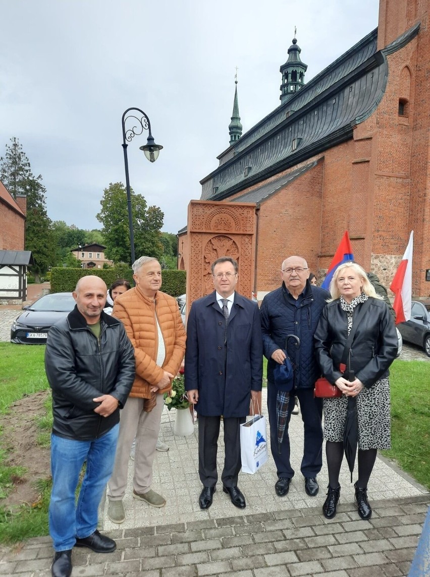 Ormiański chaczkar stanął przy kartuskiej kolegiacie. To dar od Ormian, dla których Polska stała się domem. Zdjęcia