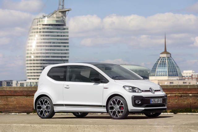 Volkswagen up! GTI Najmocniejszy model z rodziny up! można rozpoznać dzięki typowym elementom GTI. Na przykład z przodu w osłonie chłodnicy o strukturze plastra miodu znajduje się czerwony pasek z umieszczonym na nim logo GTI.Fot. Volkswagen