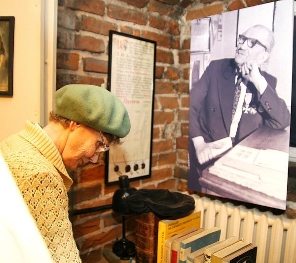 Kazimiera Szank ogląda wystawę o Julianie Rydzkowskim