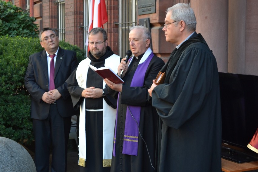 Modlitwę za ofiary wojny odmówili ks. Cezary Annusewicz,...