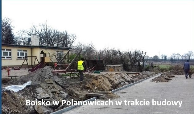 Trwają prace przy budowie boisk wielofunkcyjnych w Chełmcach...