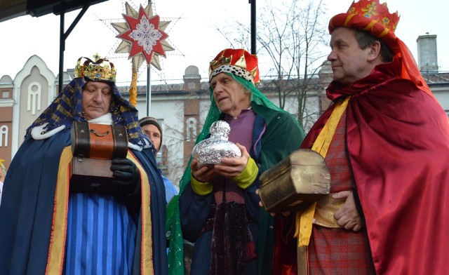 Trzej Królowie wyruszyli z trzech różnych kościołów kolegiaty świętego Michała Archanioła, Sanktuarium Miłosierdzia Bożego na Ogrodach i Sanktuarium Najświętszej Maryi Panny Saletyńskiej na Piaskach. Spotkali się na ostrowieckim Rynku gdzie razem oddali pokłon Dzieciątku Jezus w stajence. Kto wcielił się w główne role? Zobaczcie na kolejnych slajdach. Orszak Trzech Króli w Ostrowcu był wspaniałym widowiskiem ZOBACZCIE TU