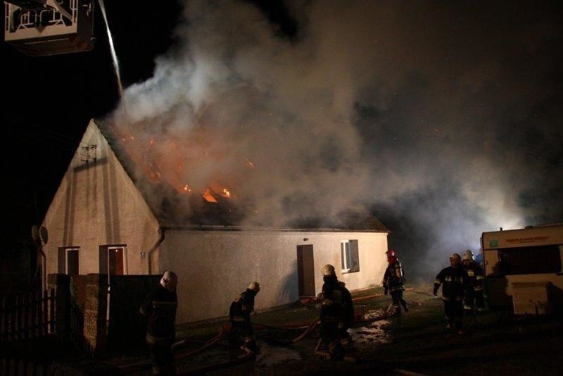 Spłonęło poddasze, część dachu i pomieszczenia na parterze.