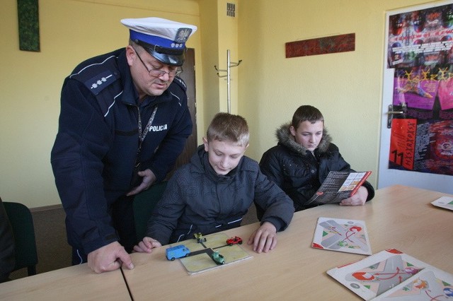 Teorię łatwiej zdawać przy pomocy małych samochodzików. Starszy aspirant Tomasz Królak odpytywał młodzież ze znajomości znaków i przepisów.