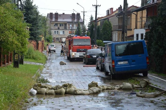 Ulica Szaszki na osiedlu Orłowo. Aby nie dopuścić do większych podtopień, strażacy ułożyli worki z piaskiem.