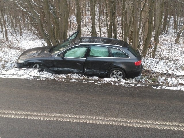 Do dwóch kolizji drogowych doszło dziś w Kłosie niedaleko Koszalina. - Dostaliśmy informacje o tym, że w miejscowości Kłos samochód marki volkswagen passat wpadł do rowu. Kierowca stracił panowanie nad pojazdem. Został ukarany mandatem - mówi nam sierż. Beata Gałka, rzecznik policji w Koszalinie. Do kolejnego zdarzenia również doszło w tej samej miejscowości. W niegroźnym zderzeniu brały dwa pojazdy. Policja apeluje o ostrożność w czasie jazdy. Na drogach panują niesprzyjające warunki pogodowe.Zobacz także: Kolizja w centrum Koszalina