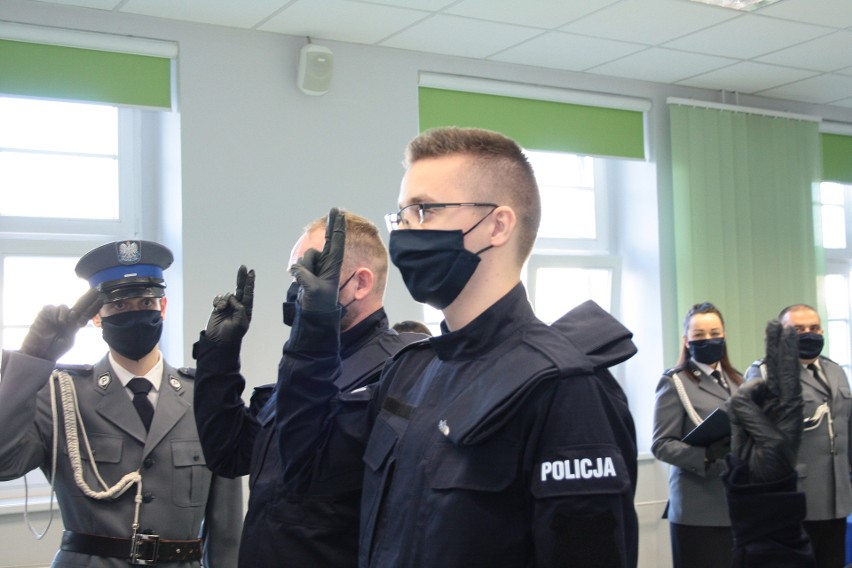 Ślubowanie nowych policjantów miało miejsce w komendzie...