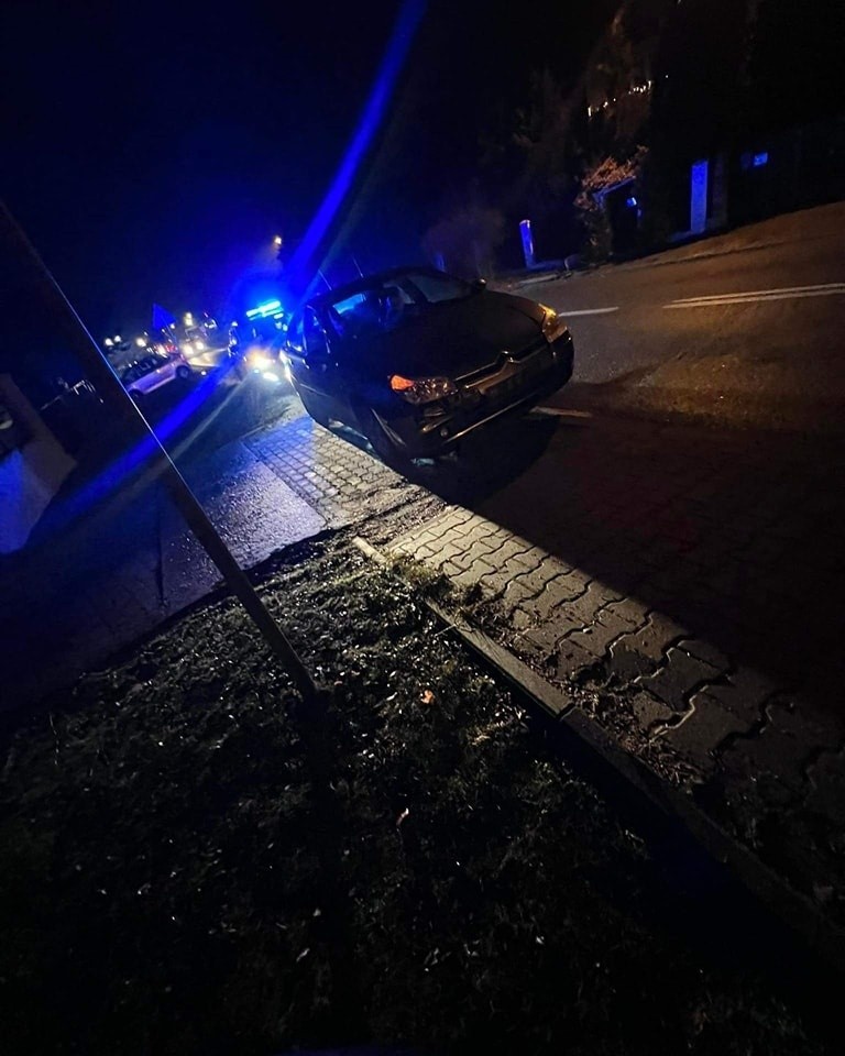 Wypadek w Liszkach. Na drodze wojewódzkiej w okolicy ronda zderzyły się dwa samochody osobowe