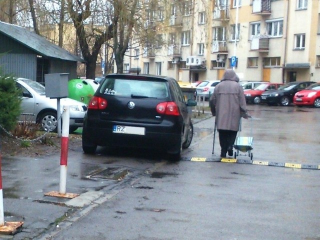 Tak się parkuje w rejonie ul. Lisa Kuli w Rzeszowie.