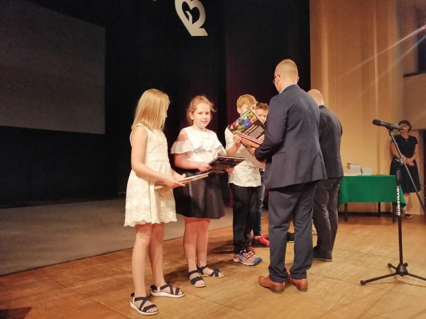 Miejskie zakończenie roku szkolnego w Ustroniu: najlepsi uczniowie odebrali nagrody i wyróżnienia ZDJĘCIA