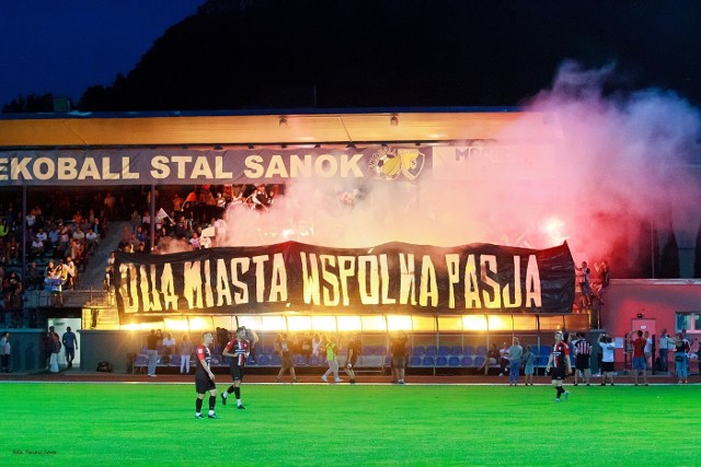 Geo-Eko Ekoball Stal Sanok zremisował z Apklan Resovią na otwarcie Stadionu Miejskiego Ośrodka Sportu i Rekreacji „Wierchy”. Mecz odbył się przy sztucznym oświetleniu