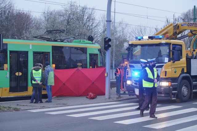 Bliscy śmiertelnie potrąconej 22-latki poszukują świadków wypadku na ul. Zamenhofa w Poznaniu.