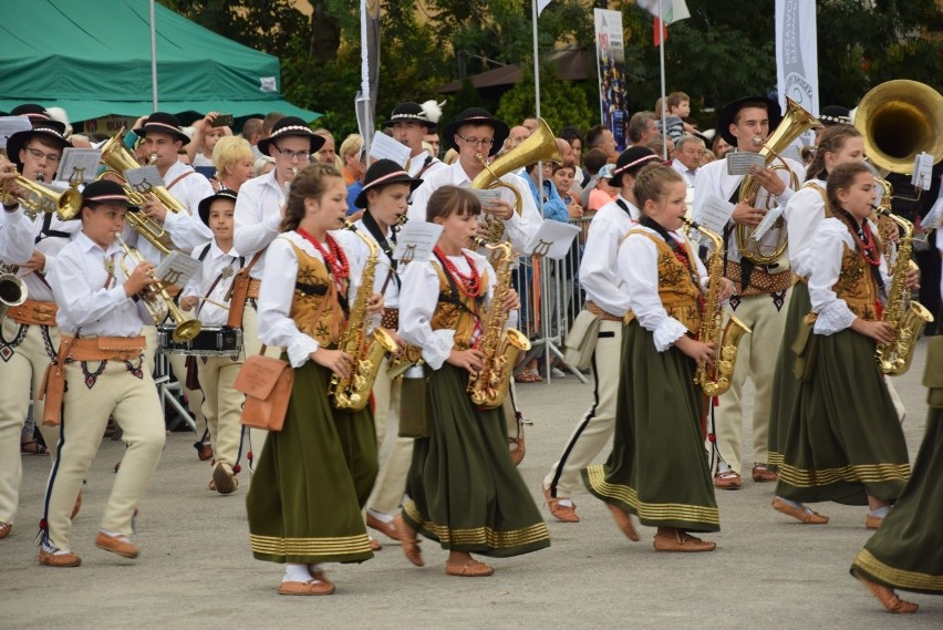 Parada i tańce instrumentalistów w Skale. Festiwal Orkiestr Wojskowych i Dętych