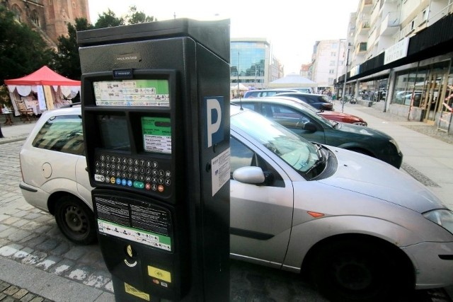 Nowe stawki za dodatkowy i nieopłacony postój samochodem w strefie płatnego parkowania i w śródmiejskiej strefie płatnego parkowania we Wrocławiu już obowiązują.