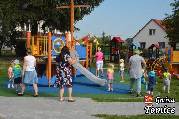 Uroczyste otwarcie placu zabaw, dzieci od rozu pobiegły na...