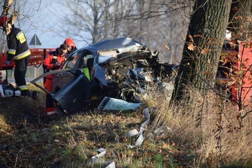 Tragiczny wypadek na drodze Strzelin - Ząbkowice. Jedna osoba nie żyje, dwie są ranne