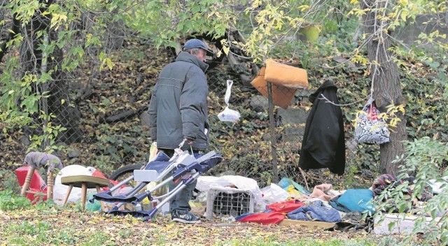 Pracownicy MOPR szukają bezdomnych i namawiają ich do przeniesienia się na czas zimy do schroniska