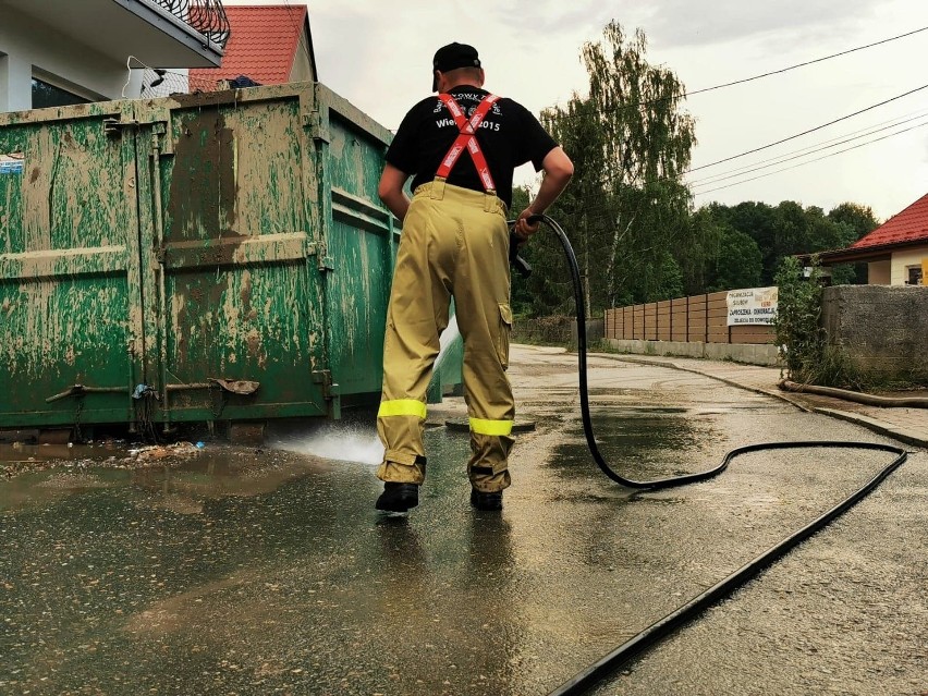 Pomoc dla Łapanowa. Mieszkańcy sąsiednich gmin i powiatów licznie wsparli powodzian
