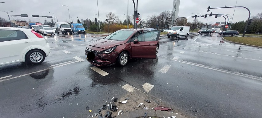 Wypadek na rondzie generała Maczka w Bydgoszczy. Kobieta z miejsca zdarzenia trafiła na badania [zdjęcia]