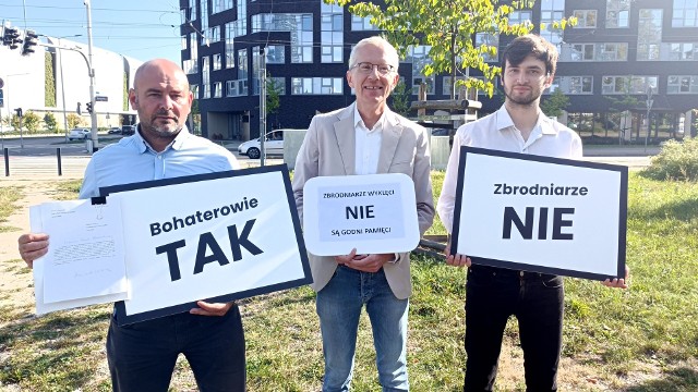 Konferencja Lewicy o nowym dodaniu tablicy do pomnika Żołnierzy Wyklętych.