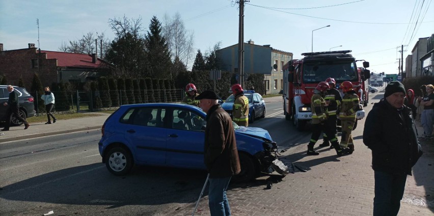 Wypadek na ulicy Sieradzkiej w Wieluniu. Doszło do zderzenia samochodu osobowego z dostawczym. Jedna osoba ranna