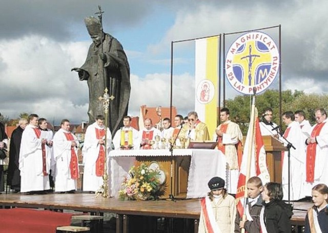 Po wizycie Jana Pawła II w Ełku miejscy radni przemianowali placu Sapera na plac Jana Pawła II. Co roku odbywają się tu dni papieskie.