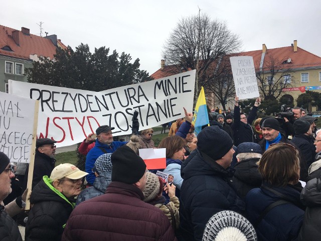 Zwolennicy i przeciwnicy Andrzeja Dudy pobili się na Rynku w Wodzisławiu.Zobacz kolejne zdjęcia. Przesuwaj zdjęcia w prawo - naciśnij strzałkę lub przycisk NASTĘPNE 