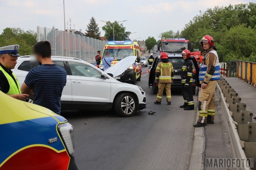 Zderzenie dwóch samochodów w Opolu. Jedna osoba trafiła do...
