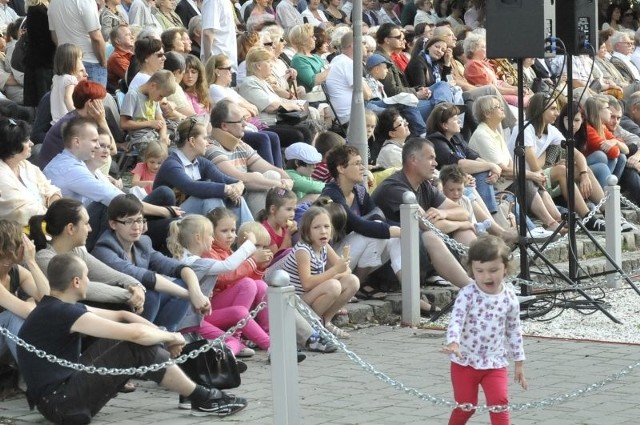 Koncert promenadowy przyciągnął słuchaczy w każdym wieku