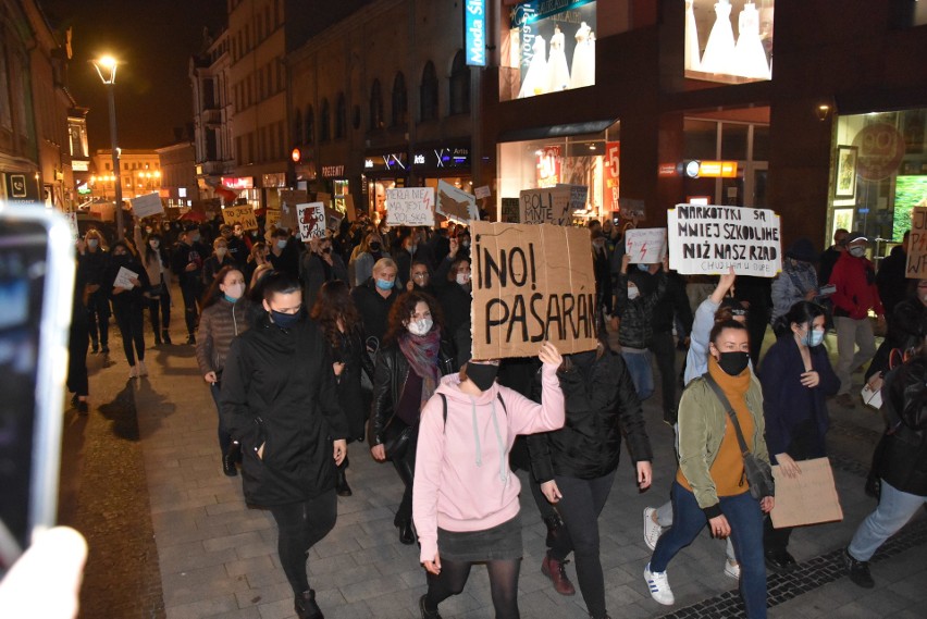 Rybnik: Protestujący krzyczą na PiS, nie na kościół....