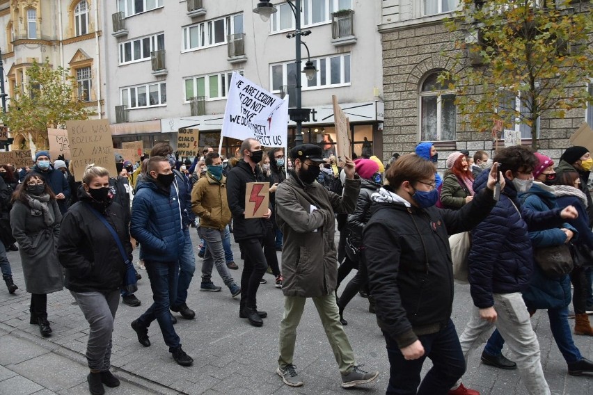 Strajk Kobiet w Łodzi. Protestujący przemaszerowali ul. Piotrkowską ZDJĘCIA, FILM