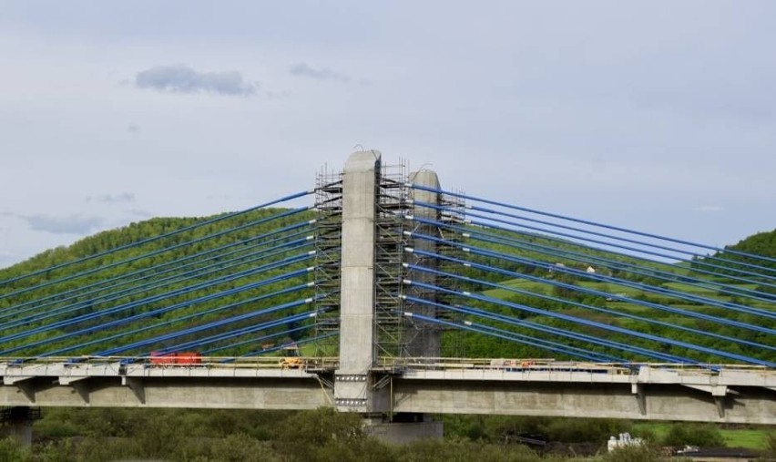 Końcowy etap prac na moście w Kurowie. Obiekt jest już gotowy w prawie 90 procentach [ZDJĘCIA]