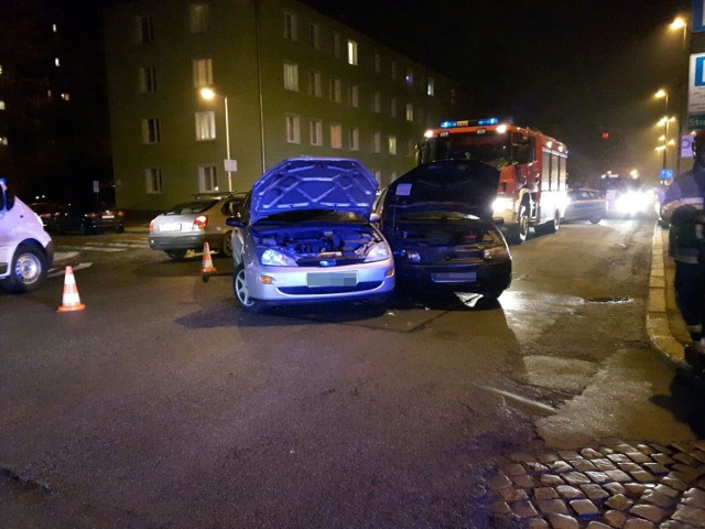 Do zderzenia dwóch samochodów doszło około godz. 16.50 na skrzyżowaniu ulic Książąt Opolskich i Kard. Bolesława Kominka.