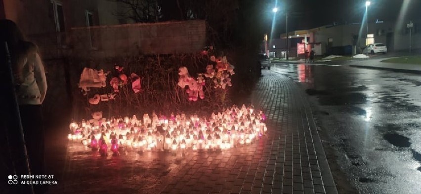 Starogard Gdański. Przynoszą kwiaty i znicze pod dom zamordowanej Mai [ZDJĘCIA]