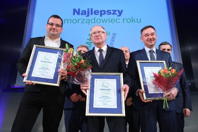 W środku Krzysztof Gajewski, wójt Waśniowa Samorządowcem Roku 2016 województwa świętokrzyskiego, z lewej Konrad Kronig, prezydent Skarżyska-Kamiennej, który zajął trzecią lokatę, oraz Sławomir Kopacz, wójt gminy Bieliny - zdobywca drugiego miejsca.