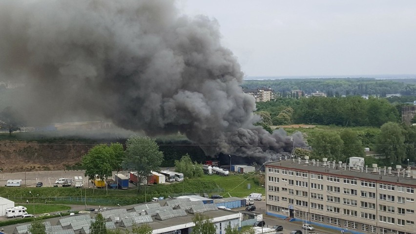 Wielkie zadymienie widać z wielu miejsc w Szczecinie. Pożar...