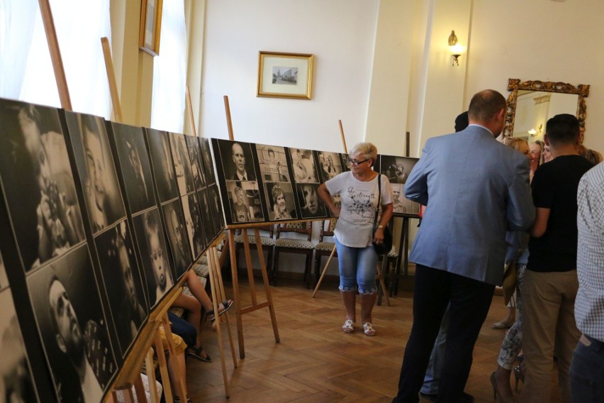 Trzecia wystawa zdjęć Marcina Jaworskiego. Tym razem na fotografiach pojawiło się "Sto twarzy"