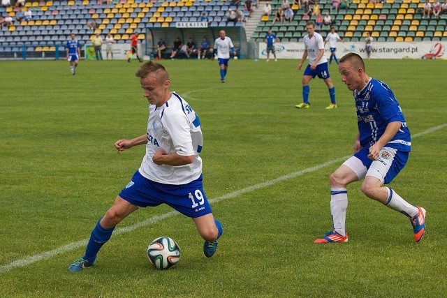 Radosław Wiśniewski (przy piłce) w sparingu z Błękitnymi wypadł przeciętnie, ale mimo to trener Kafarski zdecydował się zabrać go na obóz do Wałbrzycha.