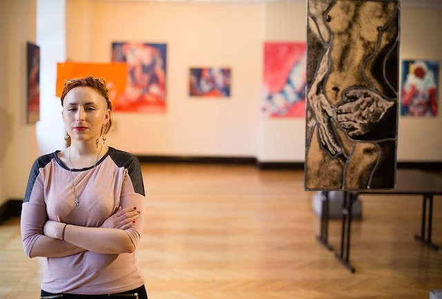 Katarzyna Spadło na swojej autorskiej wystawie „Przeciwciało” w Dworze Artusa