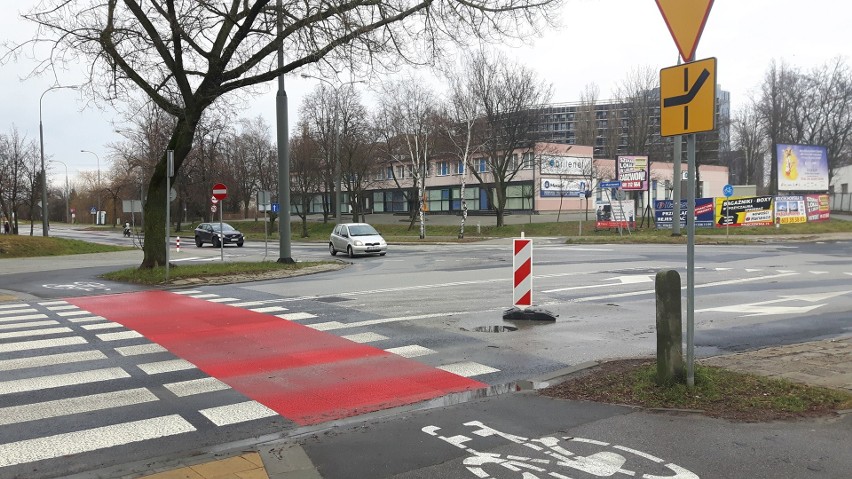 Słupek ostrzegawczy sposobem na dziurę w jezdni u zbiegu Wojciechowskiej i Morwowej w Lublinie? 