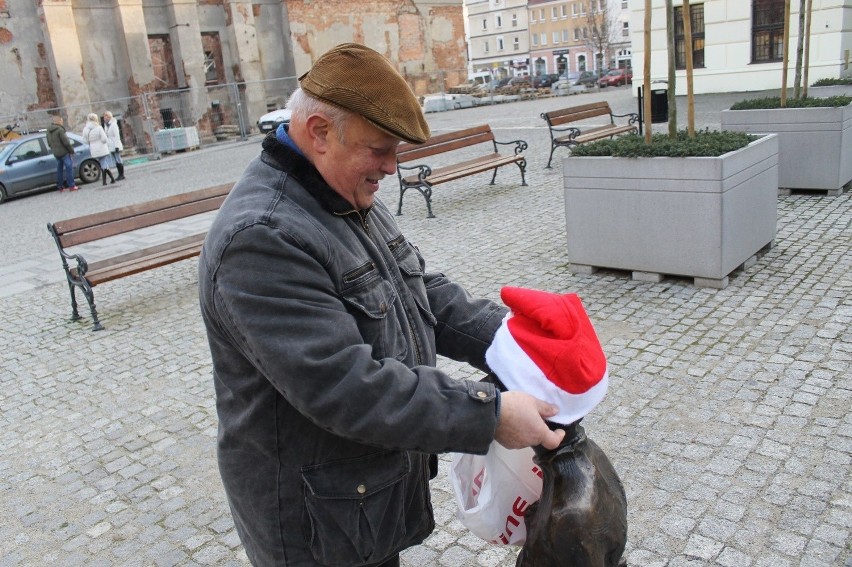 Duża czapka Mikołaja na ratuszowej wieży. Mniejsze na pomnikach [Zdjęcia]