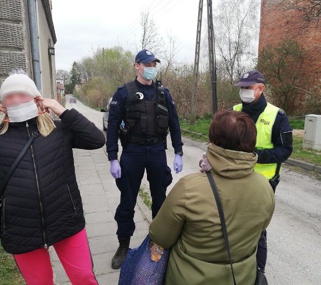 Policjanci z Wąbrzeźna od soboty, 10 października sprawdzają, czy mieszkańcy zasłaniają w miejscach publicznych usta i nos