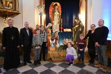 Łzy wzruszenia na Świętym Krzyżu. Ogromna kwota zebrana dla dziewięciorga osieroconych dzieci z Jeleniowa, w gminie Nowa Słupia