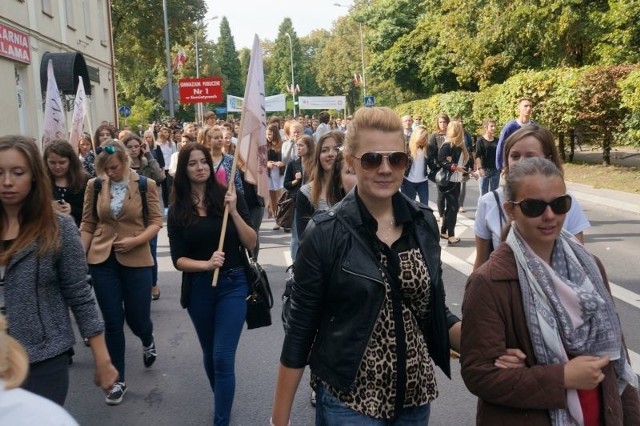 Młodzież w Marszu SybiruMarsz, który jest inicjatywą Związku Sybiraków, to patriotyczno-religijna uroczystość upamiętniająca wywiezionych na Wschód, zwłaszcza tych, którzy z zesłania nie wrócili. Organizowany jest przy wsparciu władz Białegostoku. http://get.x-link.pl/674fc4b5-d99a-383d-9a6e-31c8121ebba1,ce46a383-eb0e-47e2-4c3d-59c85f652180,embed.html